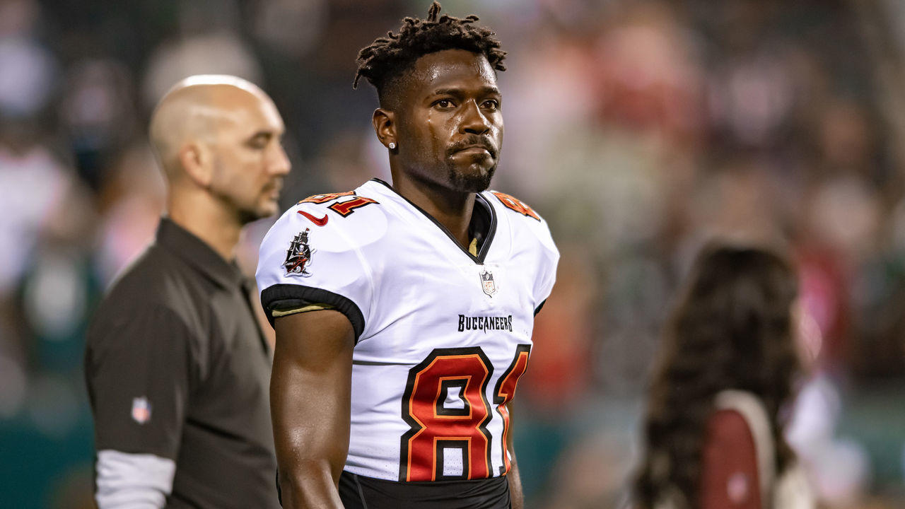 PHILADELPHIA, PA - OCTOBER 14: Tampa Bay Buccaneers wide receiver Antonio Brown (81) is pictured prior to the game between the Tampa Bay Buccaneers and Philadelphia Eagles on October 14, 2021 at Lincoln Financial Field in Philadelphia, PA.