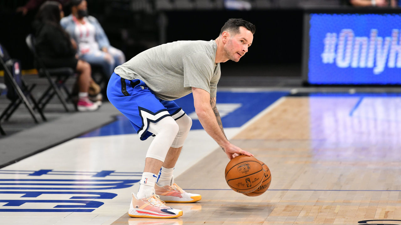 DALLAS, TX - APRIL 12: JJ Redick #17 of the Dallas Mavericks warms up before the game against the Philadelphia 76ers on April 12, 2021 at the American Airlines Center in Dallas, Texas. Mandatory Copyright Notice: Copyright 2021 NBAE