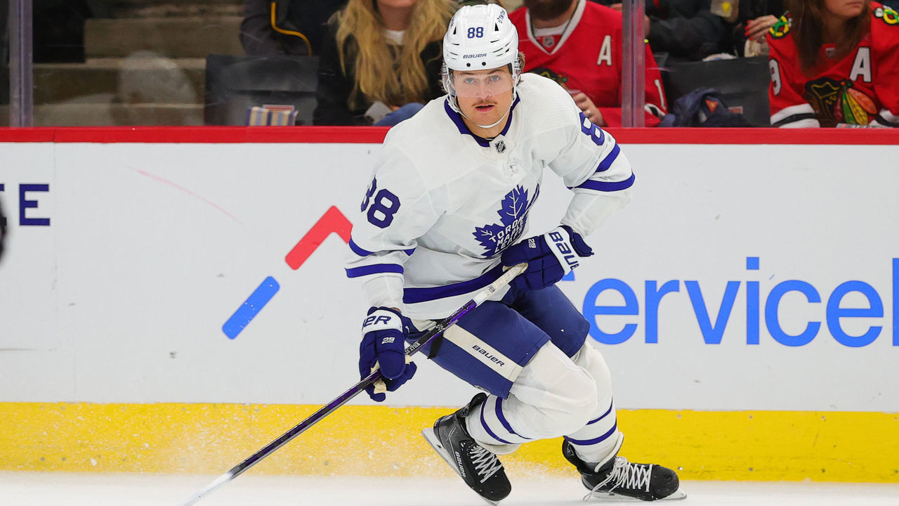 CHICAGO, IL - OCTOBER 27: Toronto Maple Leafs center William Nylander (88) skates with the puck during a game between the Chicago Blackhawks and the Toronto Maple Leafs on October 27, 2021 at the United Center in Chicago, IL.