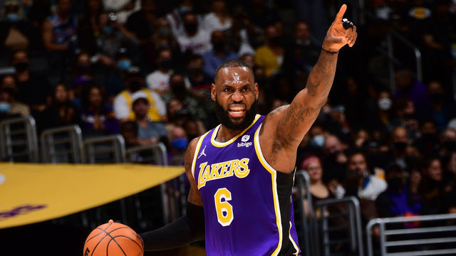 LOS ANGELES, CA - OCTOBER 29: LeBron James #6 of the Los Angeles Lakers handles the ball against the Cleveland Cavaliers on October 29, 2021 at STAPLES Center in Los Angeles, California. NOTE TO USER: User expressly acknowledges and agrees that, by downloading and/or using this Photograph, user is consenting to the terms and conditions of the Getty Images License Agreement. Mandatory Copyright Notice: Copyright 2021 NBAE