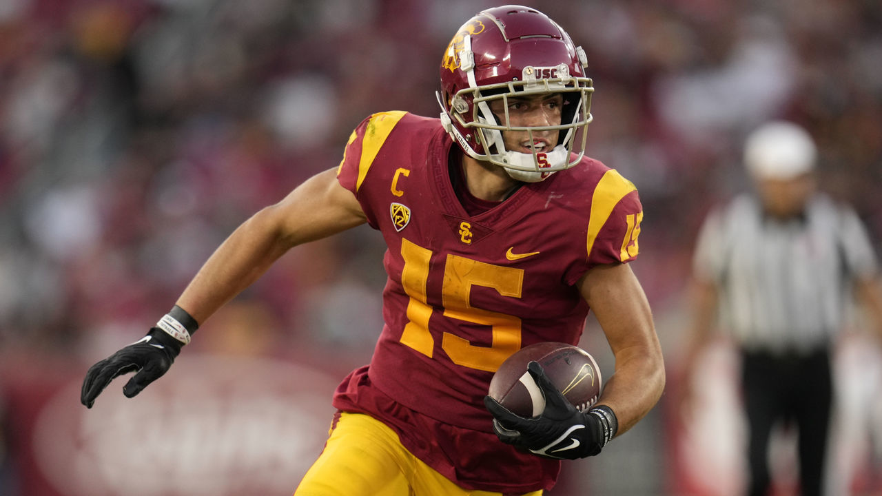 Los Angeles, CA - October 09: Wide receiver Drake London #15 of the USC Trojans catches a pass and runs for touchdown against the Utah Utes in the first half of a NCAA football game at the Los Angeles Memorial Coliseum in Los Angeles on Saturday, October 9, 2021.
