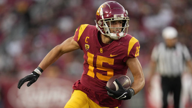 Los Angeles, CA - October 09: Wide receiver Drake London #15 of the USC Trojans catches a pass and runs for touchdown against the Utah Utes in the first half of a NCAA football game at the Los Angeles Memorial Coliseum in Los Angeles on Saturday, October 9, 2021.
