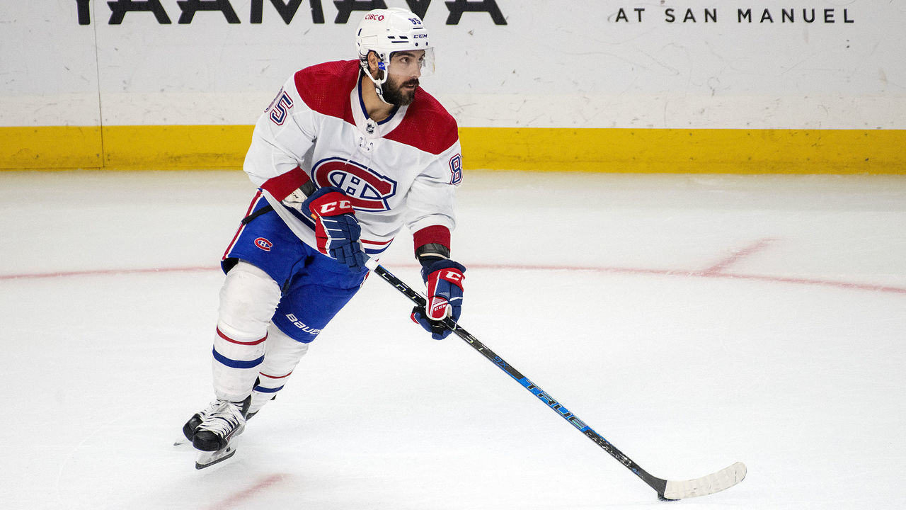 LOS ANGELES, CA - OCTOBER 30: Montreal Canadiens Center Mathieu Perreault (85) carries the puck during a the Los Angeles Kings game versus the Montreal Canadiens at the Staples Center in Los Angeles, CA.
