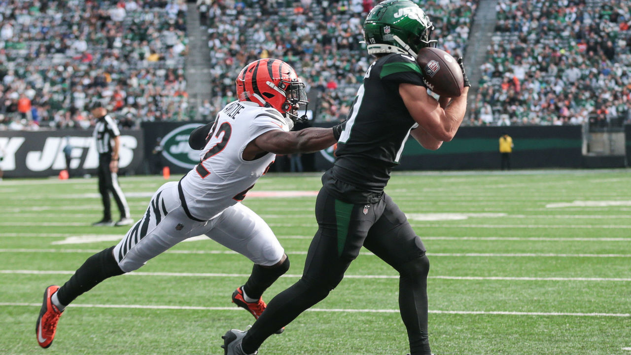EAST RUTHERFORD, NJ - OCTOBER 31: New York Jets Wide Receiver Braxton Berrios (10) scores on an 8-yard pass play during the first half of the National Football League game between the Cincinnati Bengals and the New York Jets on October 31, 2021 at MetLife Stadium in East Rutherford, NJ.