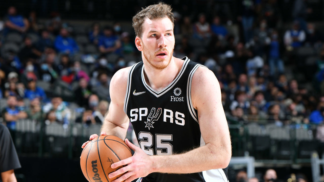 DALLAS, TX - OCTOBER 28: Jakob Poeltl #25 of the San Antonio Spurs handles the ball against the Dallas Mavericks on October 28, 2021 at the American Airlines Center in Dallas, Texas. Mandatory Copyright Notice: Copyright 2021 NBAE