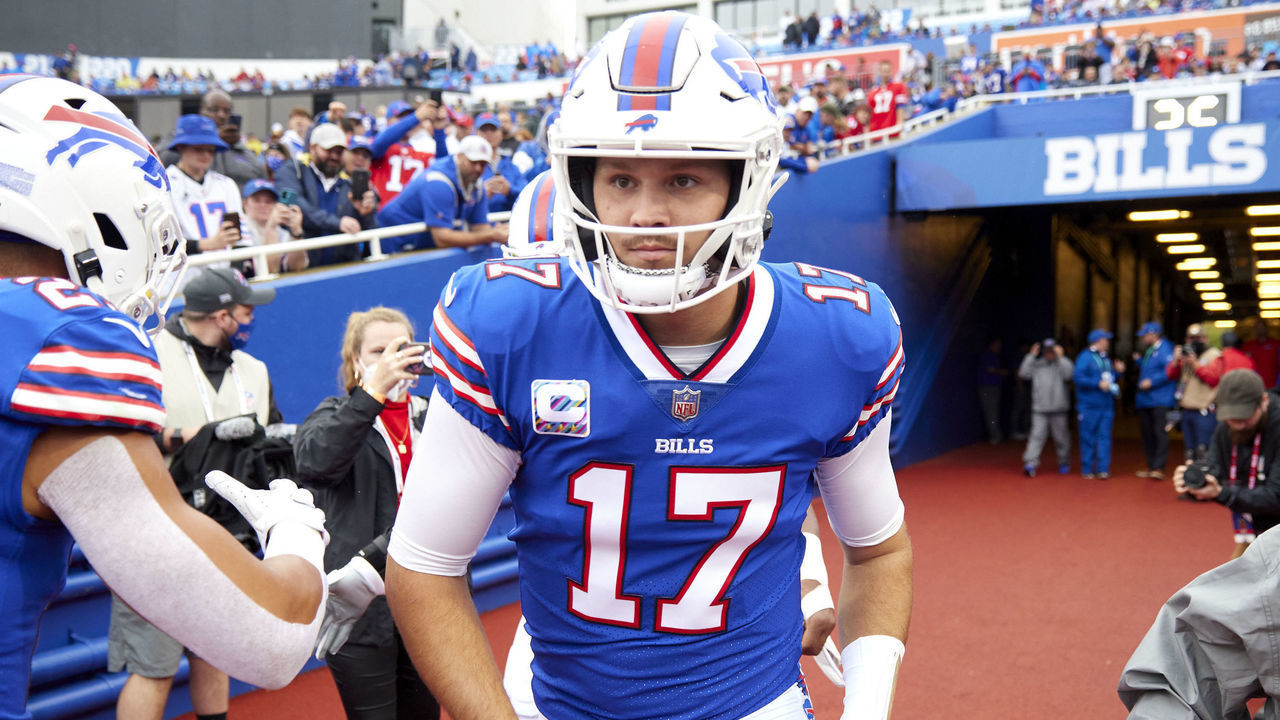Football: Buffalo Bills QB Josh Allen (17) about to take field before game vs Houston Texans at Bills Stadium. Orchard Park, NY 10/3/2021 CREDIT: Rob Tringali