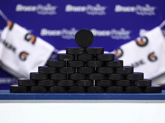 VIDEO: Junior Hockey player hilariously clotheslines himself following ejection