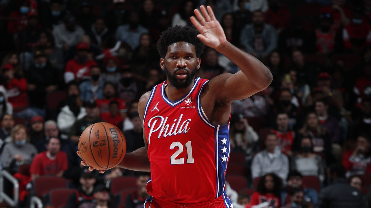 CHICAGO, IL - NOVEMBER 6: Joel Embiid #21 of the Philadelphia 76ers handles the ball against the Chicago Bulls on November 6, 2021 at United Center in Chicago, Illinois. Mandatory Copyright Notice: Copyright 2021 NBAE
