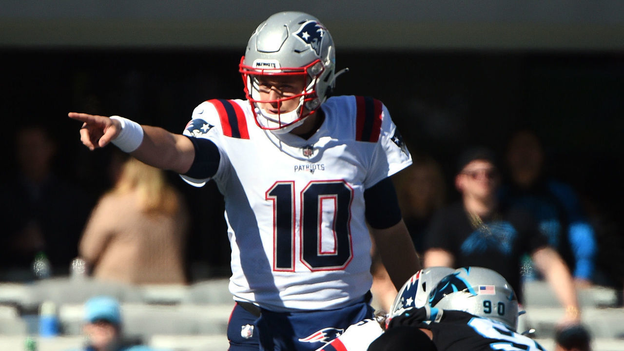 CHARLOTTE, NORTH CAROLINA - NOVEMBER 07: Mac Jones #10 of the New England Patriots calls a play at the line during the first quarter against the Carolina Panthers at Bank of America Stadium on November 07, 2021 in Charlotte, North Carolina.