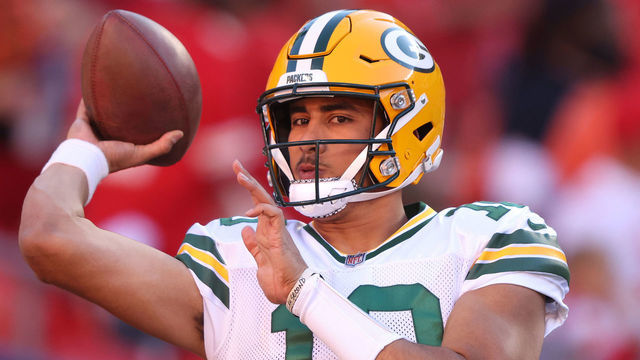 KANSAS CITY, MISSOURI - NOVEMBER 07: Jordan Love #10 of the Green Bay Packers warms up before the game against the Kansas City Chiefs at Arrowhead Stadium on November 07, 2021 in Kansas City, Missouri.