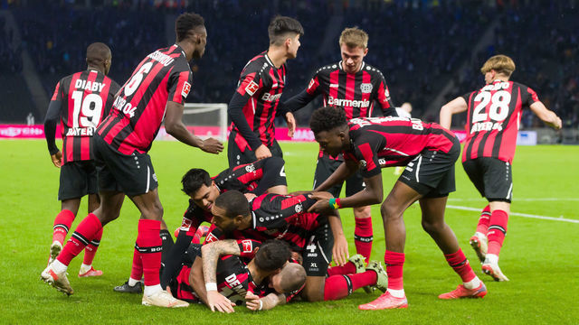 BERLIN, GERMANY - NOVEMBER 07: (BILD OUT) Robert Andrich of Bayer 04 Leverkusen celebrates after scoring his team's first goal with teammates during the Bundesliga match between Hertha BSC and Bayer 04 Leverkusen at Olympiastadion on November 7, 2021 in Berlin, Germany.
