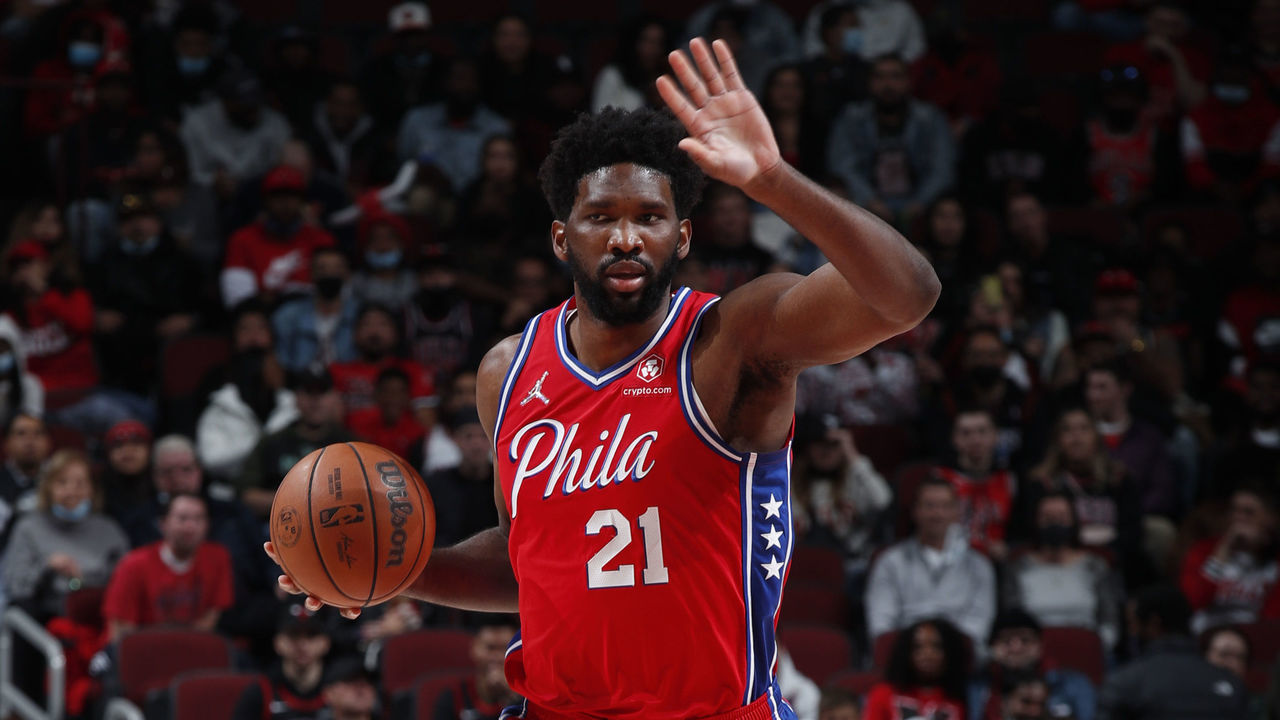 CHICAGO, IL - NOVEMBER 6: Joel Embiid #21 of the Philadelphia 76ers handles the ball against the Chicago Bulls on November 6, 2021 at United Center in Chicago, Illinois. Mandatory Copyright Notice: Copyright 2021 NBAE