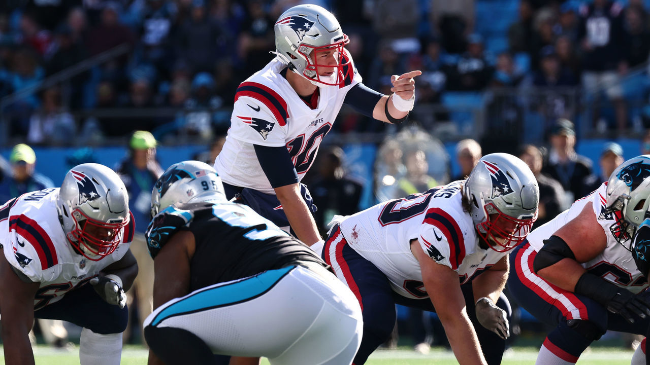 CHARLOTTE, NORTH CAROLINA - NOVEMBER 07: Mac Jones #10 of the New England Patriots under center during the second quarter against the Carolina Panthers at Bank of America Stadium on November 07, 2021 in Charlotte, North Carolina.