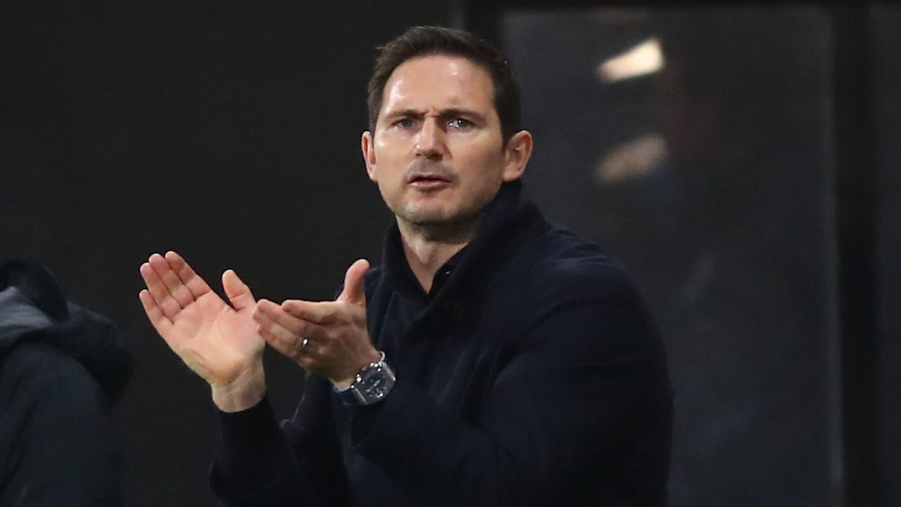LONDON, ENGLAND - JANUARY 16: Frank Lampard, Manager of Chelsea gives his team instructions during the Premier League match between Fulham and Chelsea at Craven Cottage on January 16, 2021 in London, England. Sporting stadiums around England remain under strict restrictions due to the Coronavirus Pandemic as Government social distancing laws prohibit fans inside venues resulting in games being played behind closed doors.
