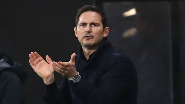 LONDON, ENGLAND - JANUARY 16: Frank Lampard, Manager of Chelsea gives his team instructions during the Premier League match between Fulham and Chelsea at Craven Cottage on January 16, 2021 in London, England. Sporting stadiums around England remain under strict restrictions due to the Coronavirus Pandemic as Government social distancing laws prohibit fans inside venues resulting in games being played behind closed doors.