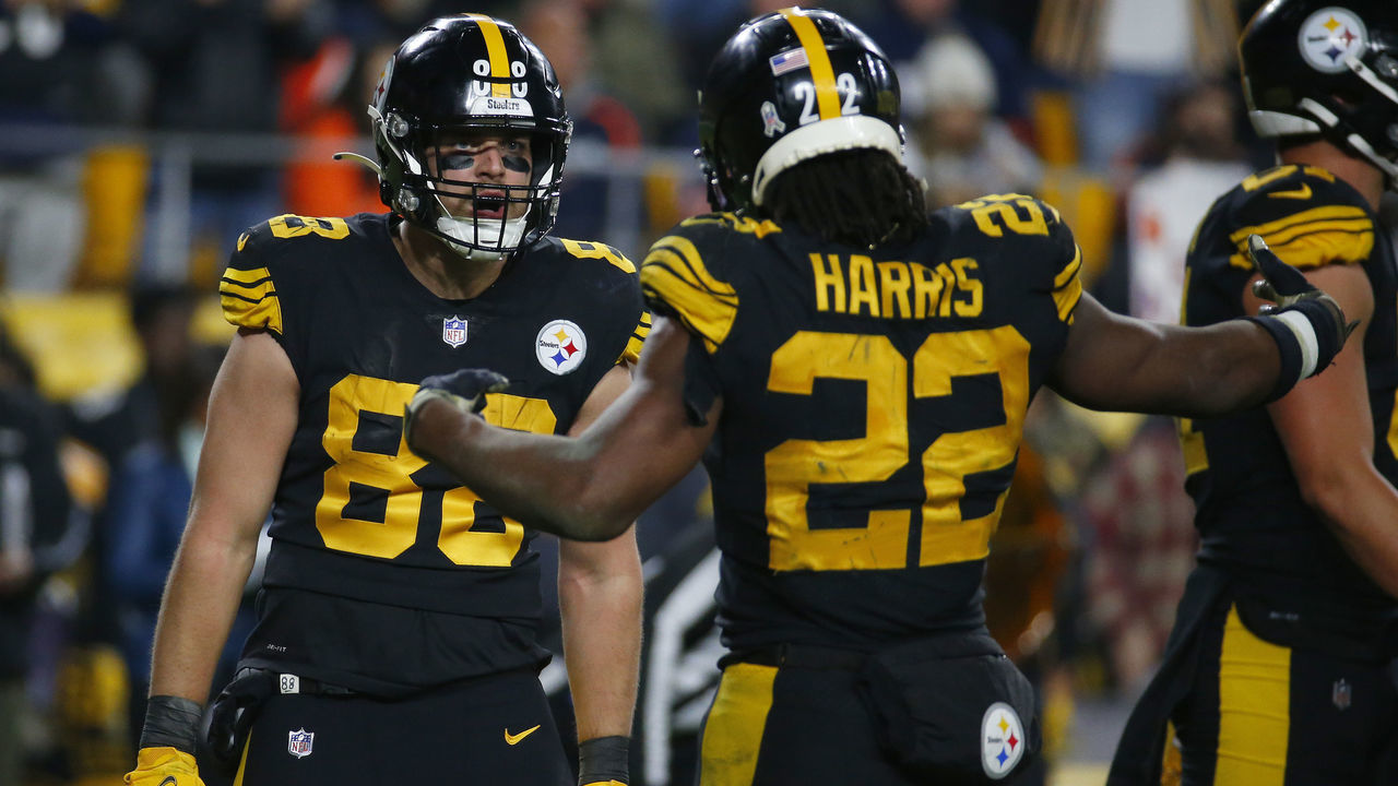 PITTSBURGH, PENNSYLVANIA - NOVEMBER 08: Tight end Pat Freiermuth #88 celebrates with teammate, running back Najee Harris #22 of the Pittsburgh Steelers, following his touchdown against the Chicago Bears during the second half at Heinz Field on November 8, 2021 in Pittsburgh, Pennsylvania.