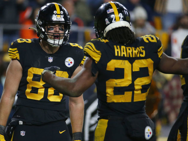 Pat Freiermuth of the Pittsburgh Steelers celebrates a touchdown in News  Photo - Getty Images