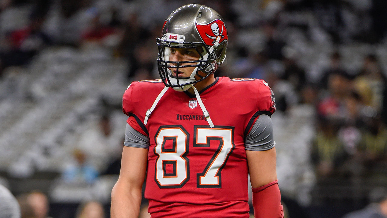NEW ORLEANS, LA - OCTOBER 31: Tampa Bay Buccaneers tight end Rob Gronkowski (87) warms up before the football game between the Tampa Bay Buccaneers and New Orleans Saints at Caesar's Superdome on October 31, 2021 in New Orleans, LA.
