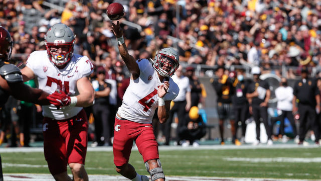 TEMPE, AZ - OCTOBER 30: Washington State Cougars quarterback Jayden de Laura (4) throws a pass during the college football game between the Washington State Cougars and the Arizona State Sun Devils on October 30, 2021 at Sun Devil Stadium in Tempe, Arizona.