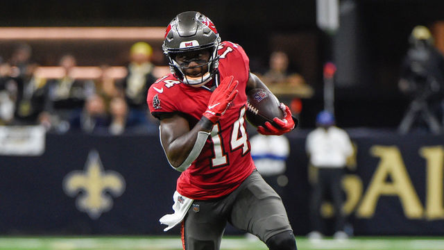 NEW ORLEANS, LA - OCTOBER 31: Tampa Bay Buccaneers wide receiver Chris Godwin (14) finds open field following a first half pass reception during the football game between the Tampa Bay Buccaneers and New Orleans Saints at Caesar's Superdome on October 31, 2021 in New Orleans, LA.