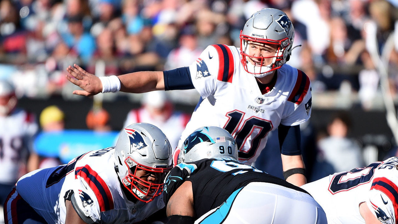 CHARLOTTE, NC - NOVEMBER 07: Mac Jones #10 of the New England Patriots calls a play at the line against the Carolina Panthers at Bank of America Stadium on November 7, 2021 in Charlotte, North Carolina.