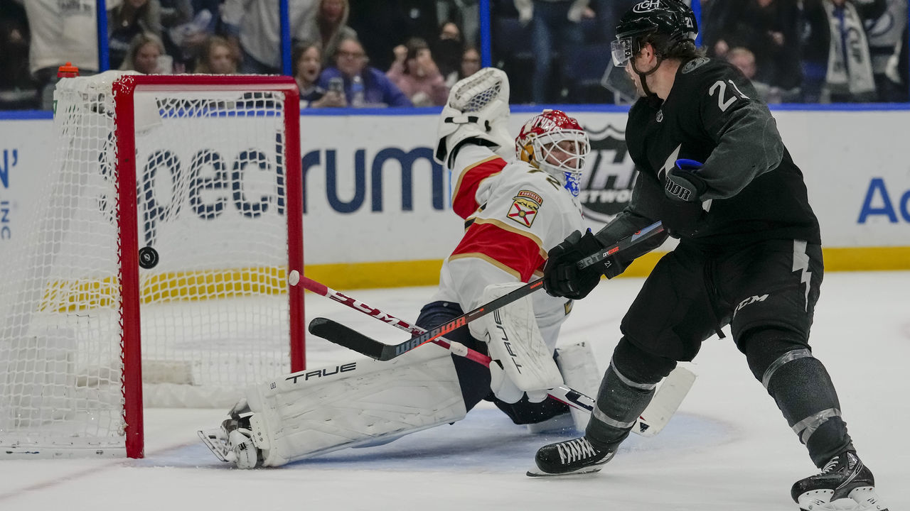 TAMPA, FL - NOVEMBER 13: Tampa Bay Lightning center Brayden Point (21) scores the game winner in 3v3 OTduring the NHL Hockey match between the Tampa Bay Lightning and Florida Panthers on November 13th, 2021 at Amalie Arena in Tampa, FL.
