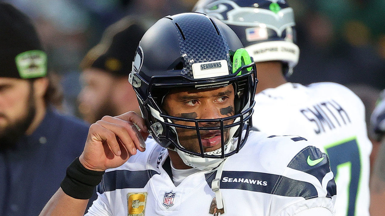 GREEN BAY, WISCONSIN - NOVEMBER 14: Russell Wilson #3 of the Seattle Seahawks warms up before the game against the Green Bay Packers at Lambeau Field on November 14, 2021 in Green Bay, Wisconsin.