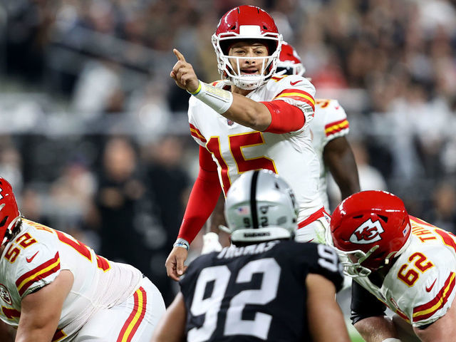 Mahomes' 5 TD passes lead Chiefs past Raiders 41-14