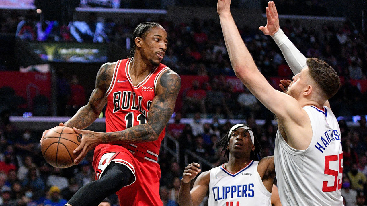 LOS ANGELES, CALIFORNIA - NOVEMBER 14: DeMar DeRozan #11 of the Chicago Bulls drives baseline against Terance Mann #14 and Isaiah Hartenstein #55 of the LA Clippers during the first half at Staples Center on November 14, 2021 in Los Angeles, California. NOTE TO USER: User expressly acknowledges and agrees that, by downloading and/or using this Photograph, user is consenting to the terms and conditions of the Getty Images License Agreement.