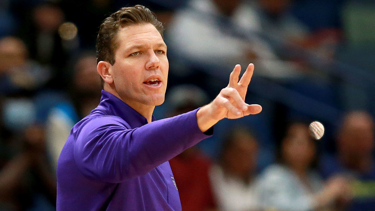 NEW ORLEANS, LOUISIANA - OCTOBER 29: Head coach Luke Walton of the Sacramento Kings looks on during the first quarter of a NBA game against the New Orleans Pelicans at Smoothie King Center on October 29, 2021 in New Orleans, Louisiana.