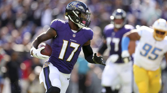Football: Baltimore Ravens Le'Veon Bell (17) in action, rushing vs Los Angeles Chargers at M&T Bank Stadium. Baltimore, MD 10/17/2021 CREDIT: Simon Bruty
