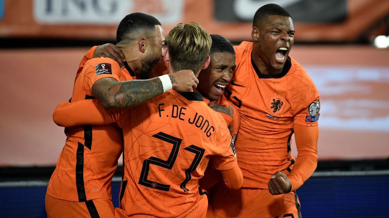 Netherlands' forward Steven Bergwijn (C) celebrates with teammates after scoring his team's first goal during the FIFA World Cup Qatar 2022 qualifying round Group G football match between Netherlands and Norway at the Feijenoord stadium in Rotterdam on November 16, 2021.