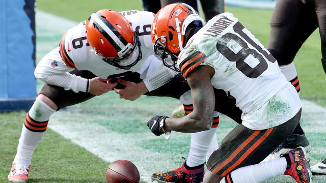 NASHVILLE, TENNESSEE - DECEMBER 06: Quarterback Baker Mayfield #6 and Jarvis Landry #80 Cleveland Browns celebrate a touchdown against the Tennessee Titans in the first quarter in the first quarter at Nissan Stadium on December 06, 2020 in Nashville, Tennessee.