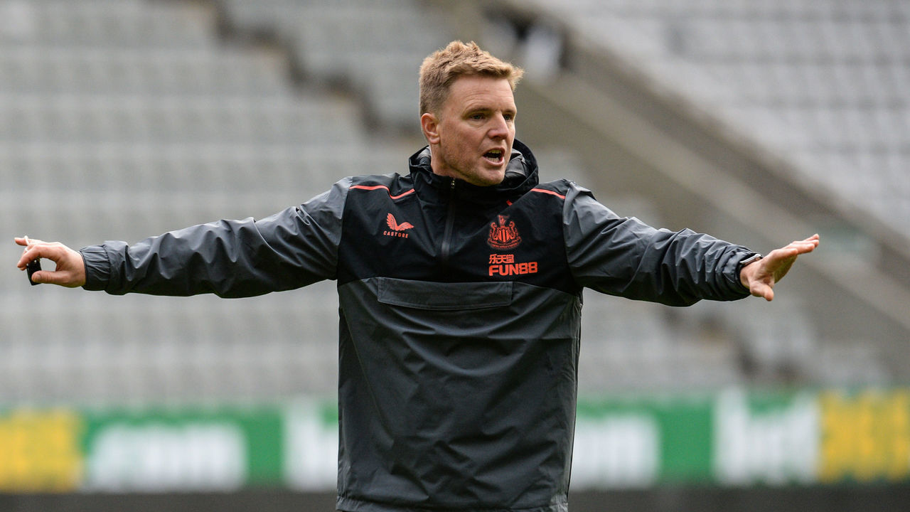 NEWCASTLE UPON TYNE, ENGLAND - NOVEMBER 13: Newcastle United Head Coach Eddie Howe during the Newcastle United training session at St.James' Park on November 13, 2021 in Newcastle upon Tyne, England.
