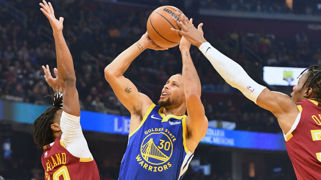 CLEVELAND, OHIO - NOVEMBER 18: Stephen Curry #30 of the Golden State Warriors shoots over Darius Garland #10 and Isaac Okoro #35 of the Cleveland Cavaliers during the first half at Rocket Mortgage Fieldhouse on November 18, 2021 in Cleveland, Ohio. NOTE TO USER: User expressly acknowledges and agrees that, by downloading and/or using this photograph, user is consenting to the terms and conditions of the Getty Images License Agreement.