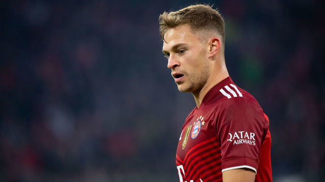 06 November 2021, Bavaria, Munich: Football: Bundesliga, Bayern Munich - SC Freiburg, Matchday 11 at Allianz Arena. Joshua Kimmich of Munich in action. Photo: Sven Hoppe/dpa - IMPORTANT NOTE: In accordance with the regulations of the DFL Deutsche Fußball Liga and/or the DFB Deutscher Fußball-Bund, it is prohibited to use or have used photographs taken in the stadium and/or of the match in the form of sequence pictures and/or video-like photo series.