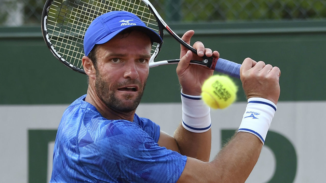 Russia's Teimuraz Gabashvili returns the ball to dDominican Republic's Victor Estrella Burgos uring their tennis match at the Roland Garros 2017 French Open on May 29, 2017 in Paris. / AFP PHOTO / Eric FEFERBERG