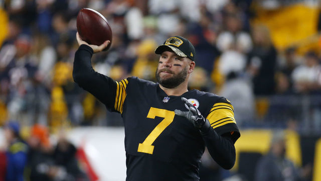 PITTSBURGH, PENNSYLVANIA - NOVEMBER 08: Quarterback Ben Roethlisberger #7 of the Pittsburgh Steelers warms up before playing against the Chicago Bears at Heinz Field on November 8, 2021 in Pittsburgh, Pennsylvania.