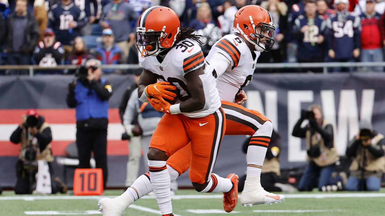 FOXBOROUGH, MA - NOVEMBER 14: Cleveland Browns running back D'Ernest Johnson (30) takes the ball from Cleveland Browns quarterback Baker Mayfield (6) during a game between the New England Patriots and the Cleveland Browns on November 14, 2021, at Gillette Stadium in Foxborough, Massachusetts.
