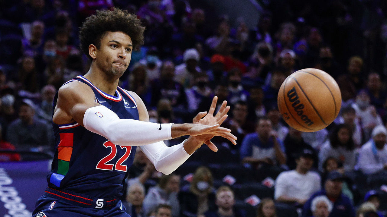 PHILADELPHIA, PENNSYLVANIA - NOVEMBER 03: Matisse Thybulle #22 of the Philadelphia 76ers passes during the second quarter against the Chicago Bulls at Wells Fargo Center on November 03, 2021 in Philadelphia, Pennsylvania. NOTE TO USER: User expressly acknowledges and agrees that, by downloading and/or using this photograph, user is consenting to the terms and conditions of the Getty Images License Agreement.