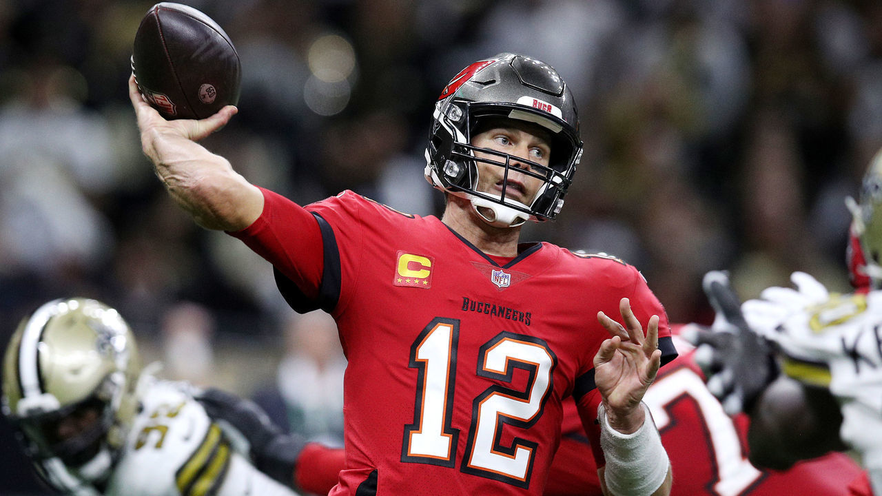 NEW ORLEANS, LOUISIANA - OCTOBER 31: Tom Brady #12 of the Tampa Bay Buccaneers throws the ball during the second quarter against the New Orleans Saints at Caesars Superdome on October 31, 2021 in New Orleans, Louisiana.