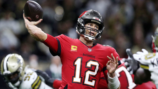 NEW ORLEANS, LOUISIANA - OCTOBER 31: Tom Brady #12 of the Tampa Bay Buccaneers throws the ball during the second quarter against the New Orleans Saints at Caesars Superdome on October 31, 2021 in New Orleans, Louisiana.