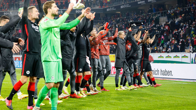 21 November 2021, Baden-Wuerttemberg, Freiburg Im Breisgau: Football: Bundesliga, SC Freiburg - Eintracht Frankfurt, Matchday 12, at Europa-Park Stadium. Frankfurt's players cheer in front of the fans after the match. IMPORTANT NOTE: In accordance with the regulations of the DFL German Football League and the DFB German Football Association, it is prohibited to use or have used photographs taken in the stadium and/or of the match in the form of sequence pictures and/or video-like photo series. Photo: Philipp Von Ditfurth/dpa
