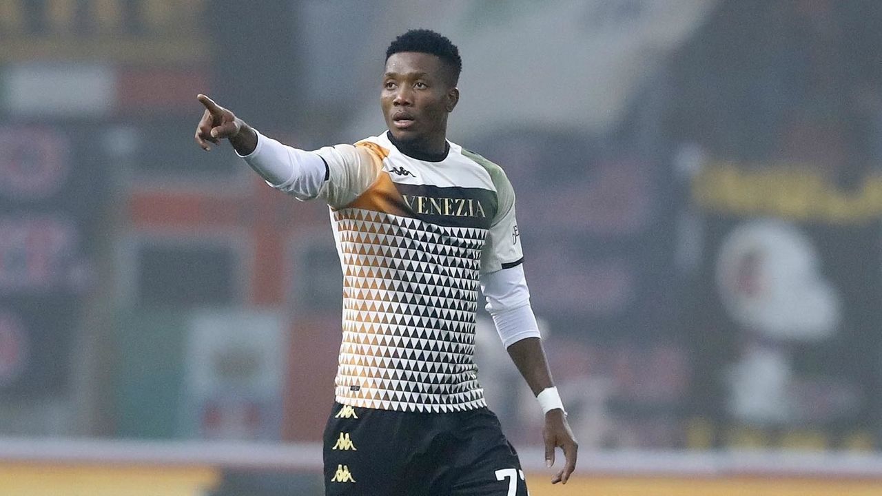 BOLOGNA, ITALY - NOVEMBER 21: (BILD OUT) David Okereke of Venezia FC celebrates after scoring his team's first goal during the Serie A match between Bologna FC and Venezia FC at Stadio Renato Dall'Ara on November 21, 2021 in Bologna, Italy.