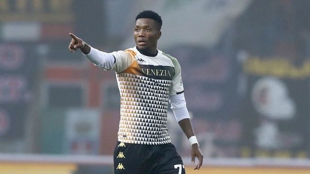 BOLOGNA, ITALY - NOVEMBER 21: (BILD OUT) David Okereke of Venezia FC celebrates after scoring his team's first goal during the Serie A match between Bologna FC and Venezia FC at Stadio Renato Dall'Ara on November 21, 2021 in Bologna, Italy.
