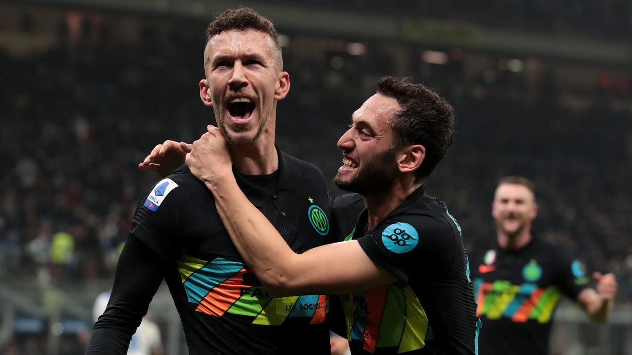 MILAN, ITALY - NOVEMBER 21: Ivan Perisic of FC Internazionale celebrates with Hakan Calhanoglu after scoring their team's second goal during the Serie A match between FC Internazionale and SSC Napoli at Stadio Giuseppe Meazza on November 21, 2021 in Milan, Italy.