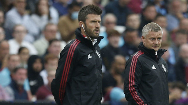 Manchester United's English first-team coach Michael Carrick (L) and Manchester United's Norwegian manager Ole Gunnar Solskjaer (R) look on during the English Premier League football match between West Ham United and Manchester United at The London Stadium, in east London on September 19, 2021. - RESTRICTED TO EDITORIAL USE. No use with unauthorized audio, video, data, fixture lists, club/league logos or 'live' services. Online in-match use limited to 120 images. An additional 40 images may be used in extra time. No video emulation. Social media in-match use limited to 120 images. An additional 40 images may be used in extra time. No use in betting publications, games or single club/league/player publications.