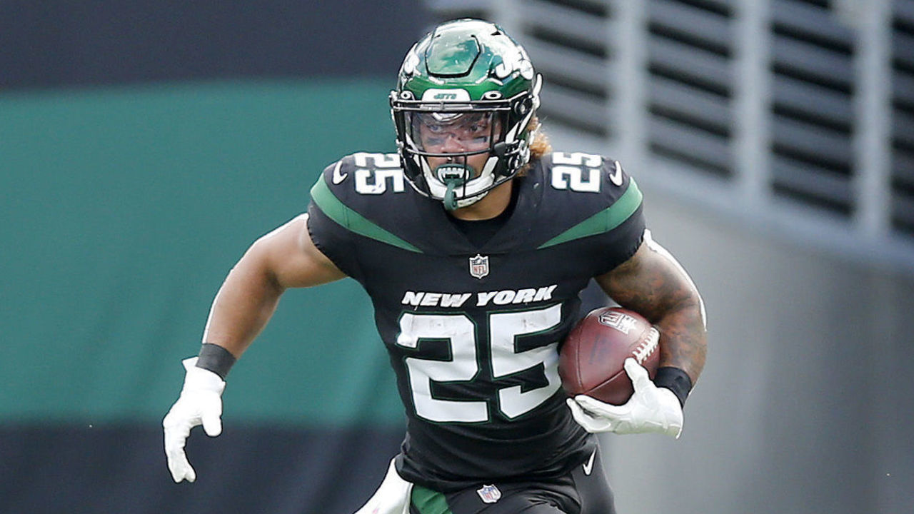 EAST RUTHERFORD, NEW JERSEY - OCTOBER 31: (NEW YORK DAILIES OUT) Ty Johnson #25 of the New York Jets in action against the Cincinnati Bengals at MetLife Stadium on October 31, 2021 in East Rutherford, New Jersey. The Jets defeated the Bengals 34-31.