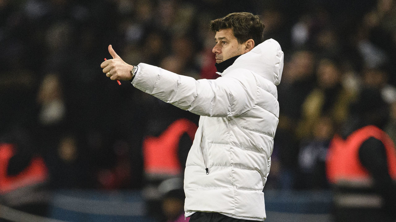 PARIS, FRANCE - NOVEMBER 20: PSG Head Coach Mauricio Pochettino gestures during the Ligue 1 Uber Eats match between Paris Saint Germain and FC Nantes at Parc des Princes on November 20, 2021 in Paris, France.