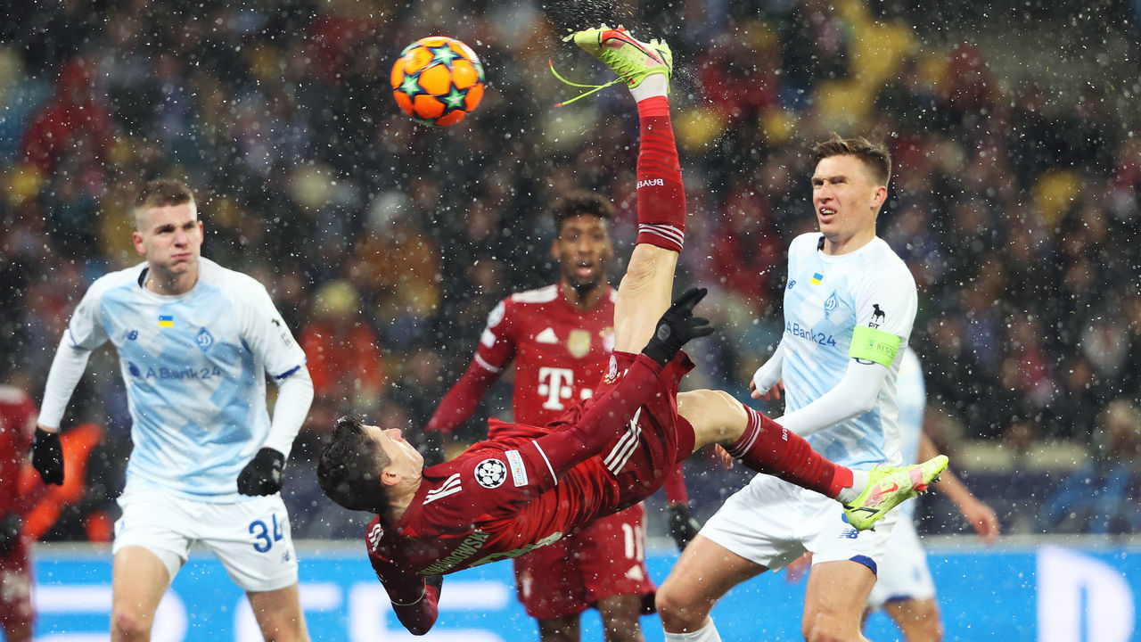 KYIV, UKRAINE - NOVEMBER 23: Robert Lewandowski of FC Bayern Muenchen scores their side's first goal with an overhead kick during the UEFA Champions League group E match between Dinamo Kiev and Bayern München at Olimpiysky on November 23, 2021 in Kyiv, Ukraine.